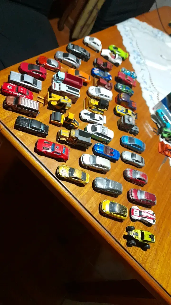 Colección de autos a escala variados. - 2