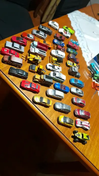 Colección de autos a escala variados. - miniatura 2