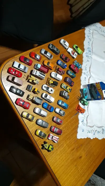 Colección de autos a escala variados. - miniatura 3