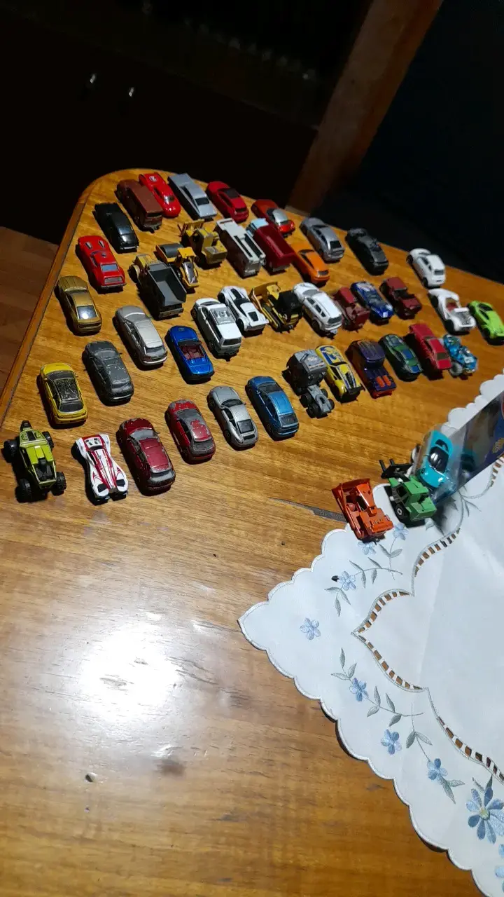 Colección de autos a escala variados. - 5