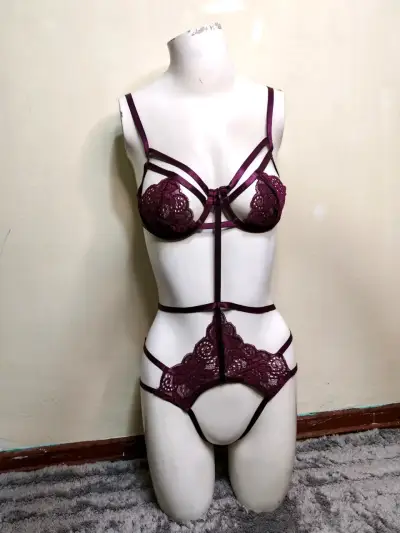 Conjunto de lencería burdeos con encaje - miniatura 1