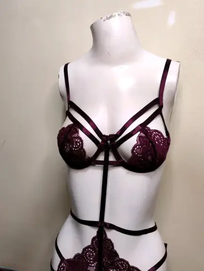 Conjunto de lencería burdeos con encaje - miniatura 3