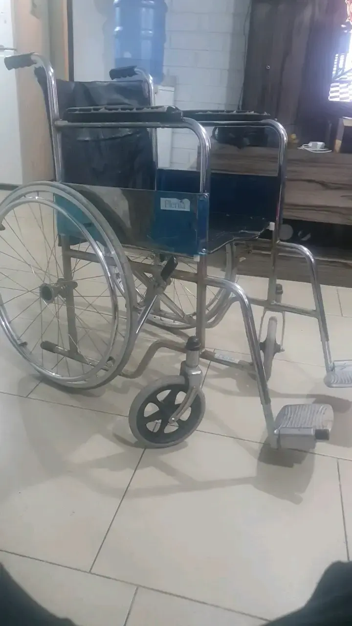 Silla de ruedas plegable de acero