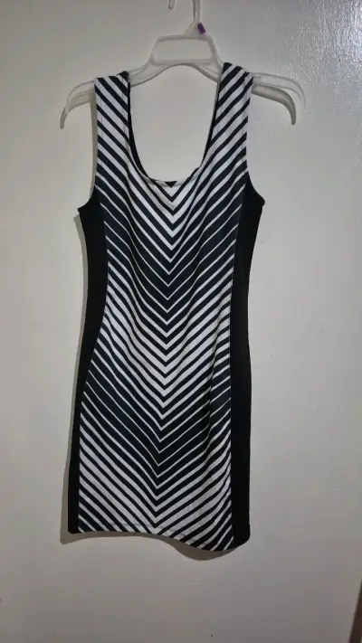 Vestido ajustado a rayas blanco y negro - miniatura 1