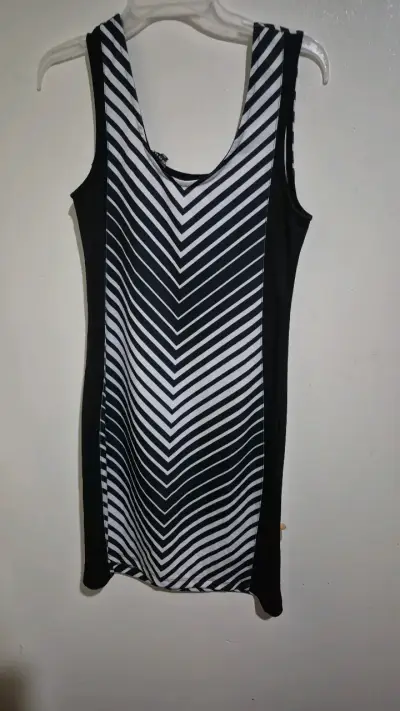Vestido ajustado a rayas blanco y negro - miniatura 3
