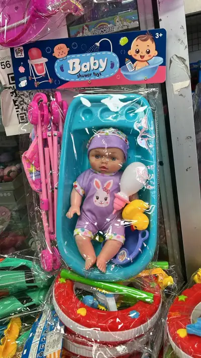 Muñeca bebé con bañera y accesorios - miniatura 1
