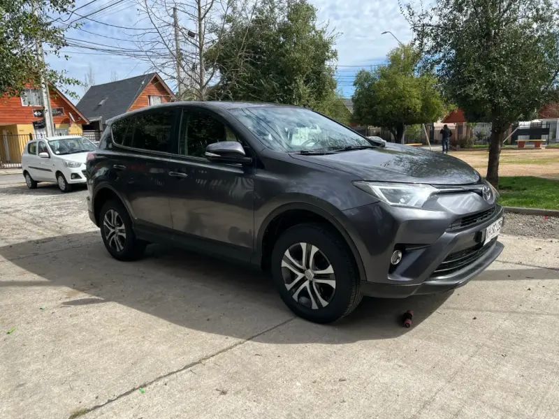 Toyota RAV4 SUV gris - 1