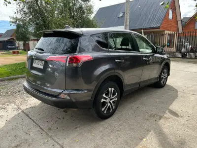 Toyota RAV4 SUV gris - miniatura 2