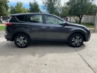 Toyota RAV4 SUV gris - miniatura 3