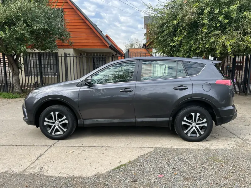 Toyota RAV4 SUV gris - 5