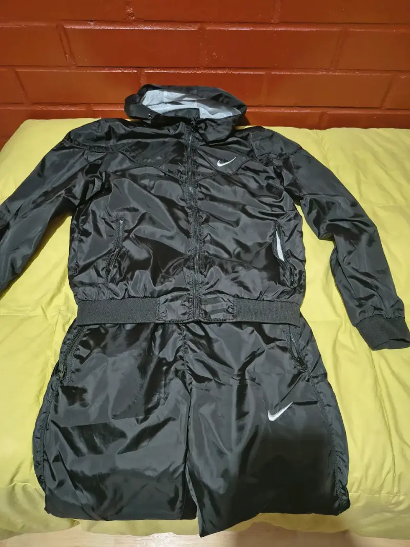 Conjunto deportivo Nike negro con capucha - 1