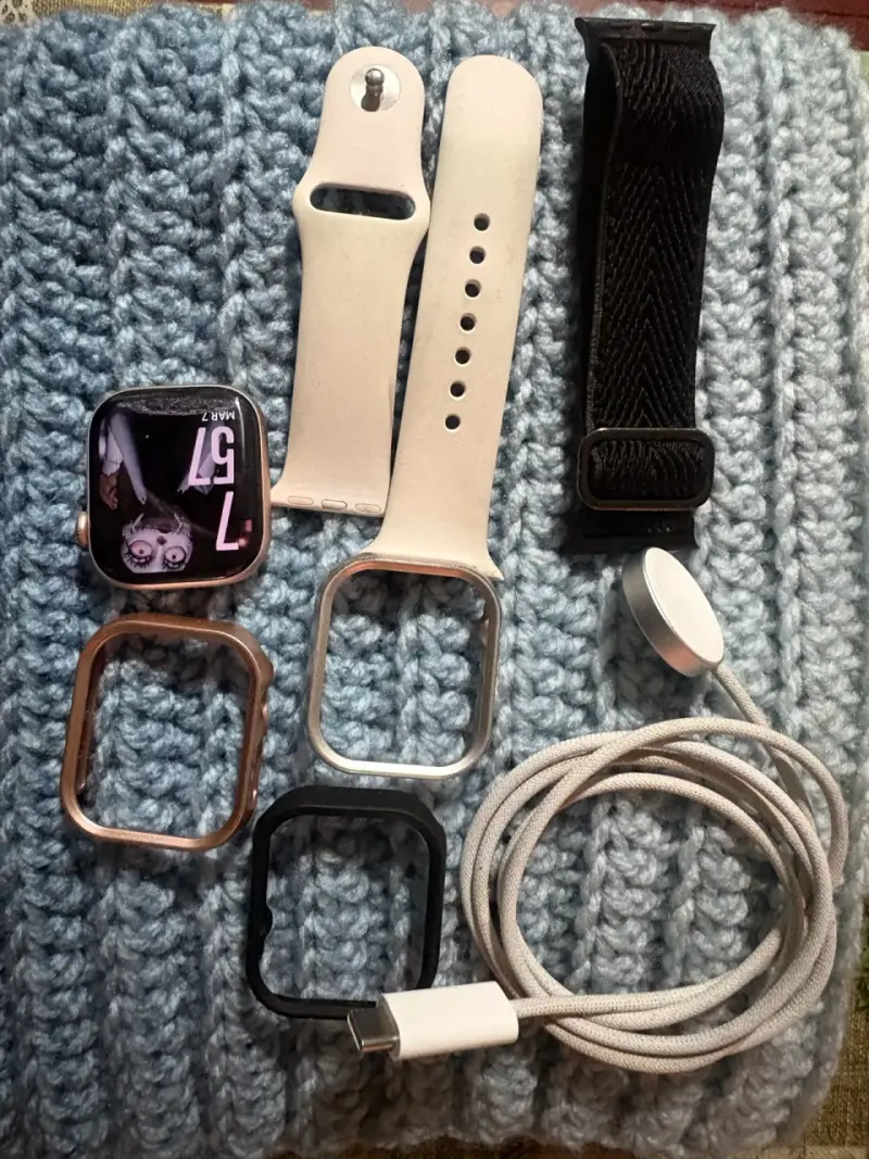 Apple Watch con correas y cargador - 1