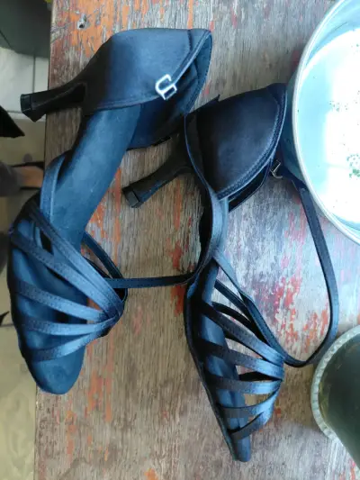 Tacones negros elegantes con tiras - miniatura 1