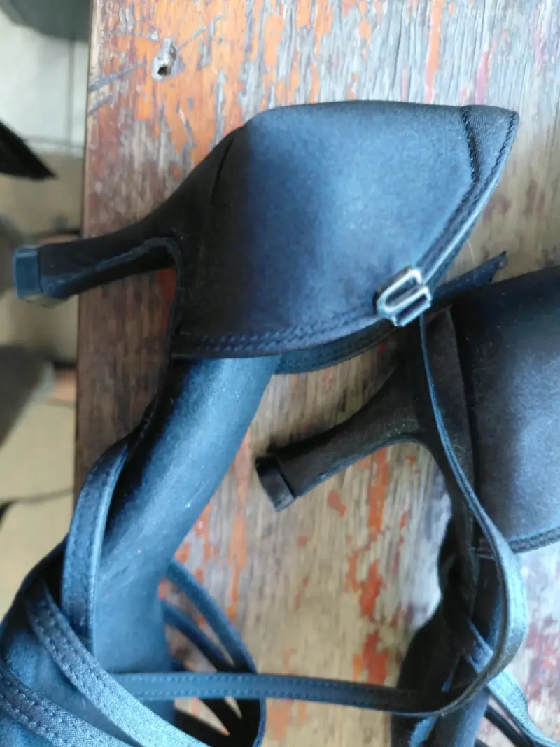 Tacones negros elegantes con tiras - 2