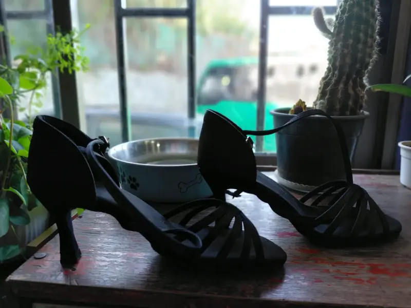 Tacones negros elegantes con tiras - 3