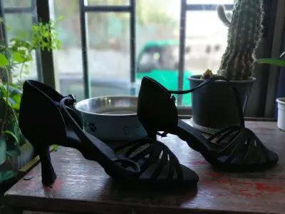 Tacones negros elegantes con tiras - miniatura 3