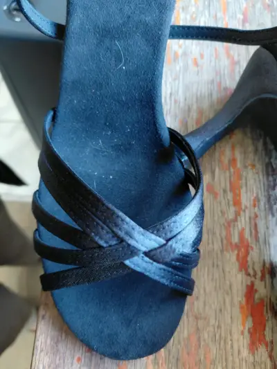 Tacones negros elegantes con tiras - miniatura 4