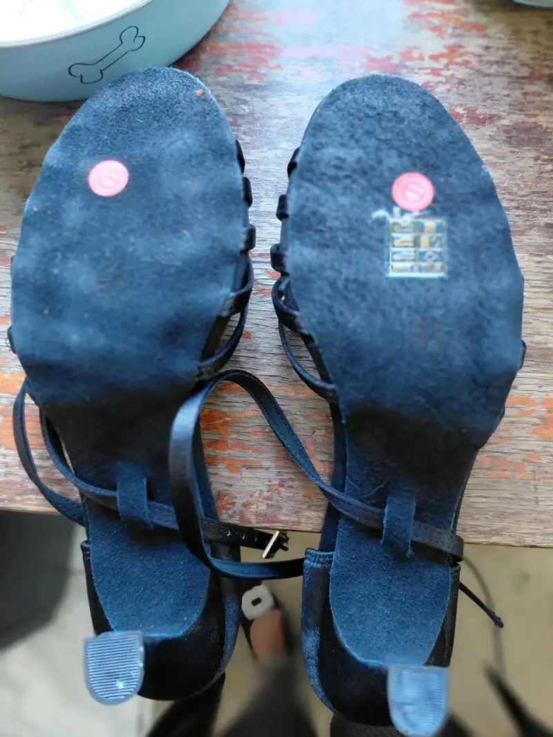 Tacones negros elegantes con tiras - 5
