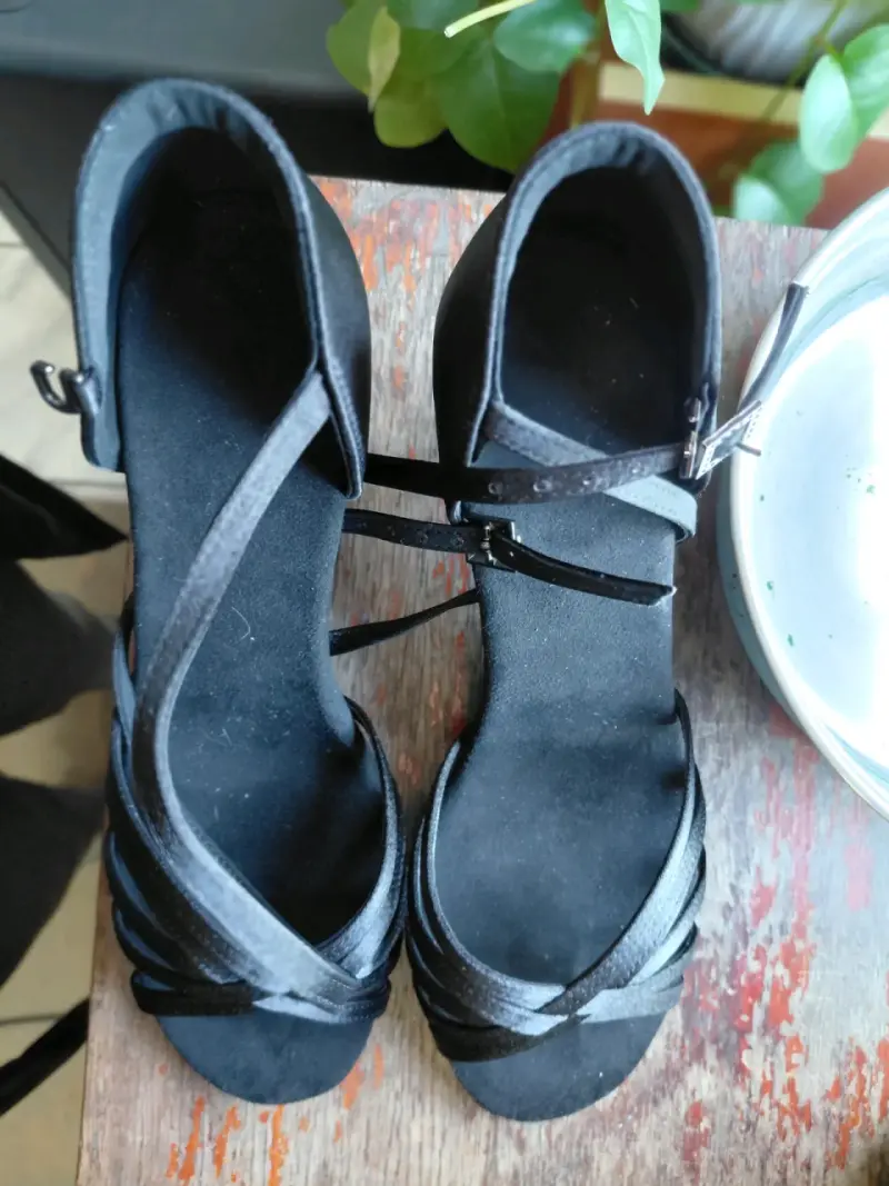 Tacones negros elegantes con tiras - 6