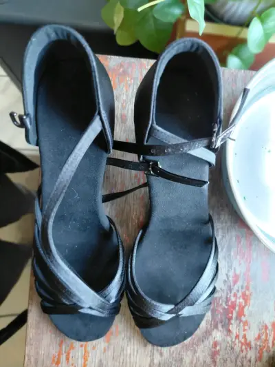 Tacones negros elegantes con tiras - miniatura 6
