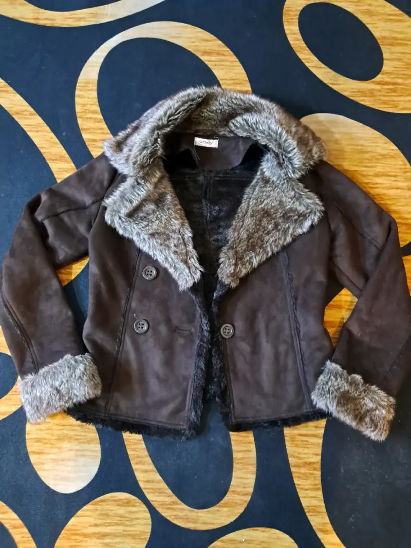 Chaqueta de piel sintética marrón con forro