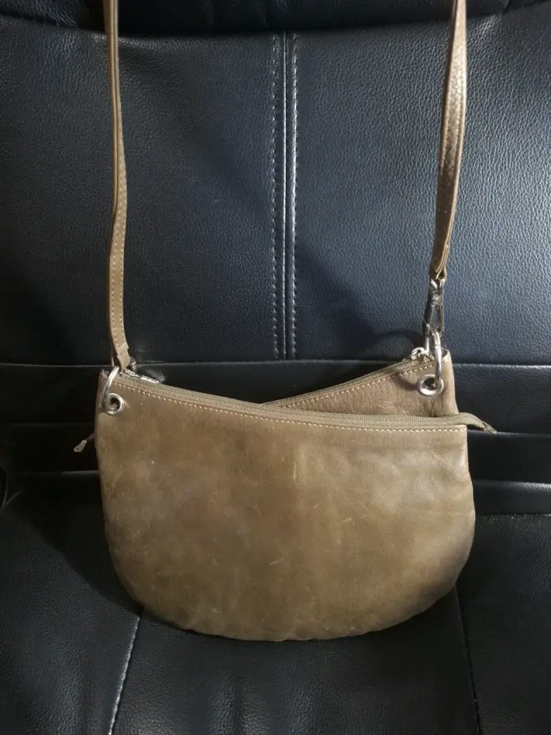 Cartera de cuero marrón con correa ajustable - 1