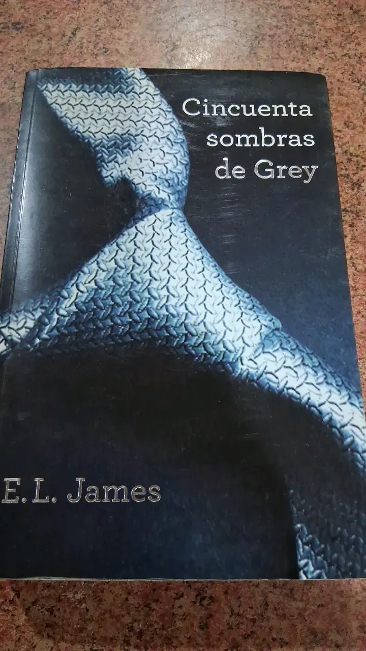 Libro 'Cincuenta sombras de Grey' de E.L. James - 1