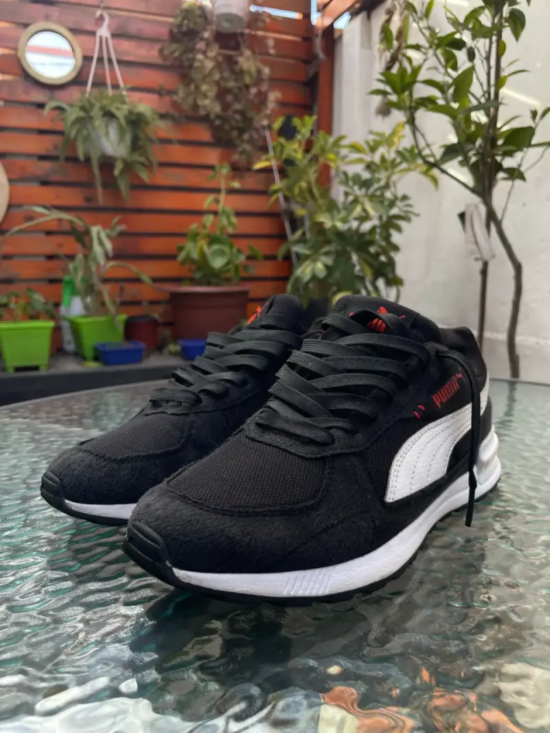 Zapatillas deportivas Puma negras y blancas - 1