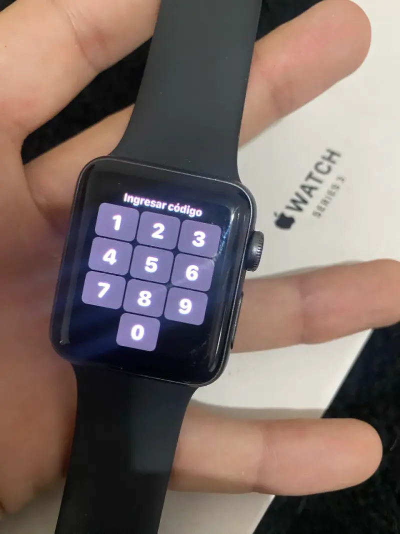 Apple Watch Series 3 con correa negra - 1