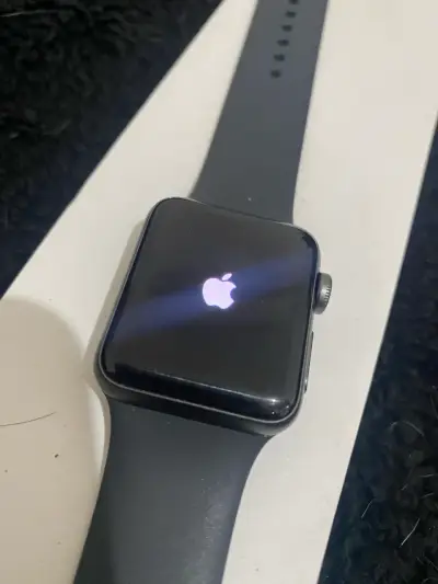 Apple Watch Series 3 con correa negra - miniatura 3