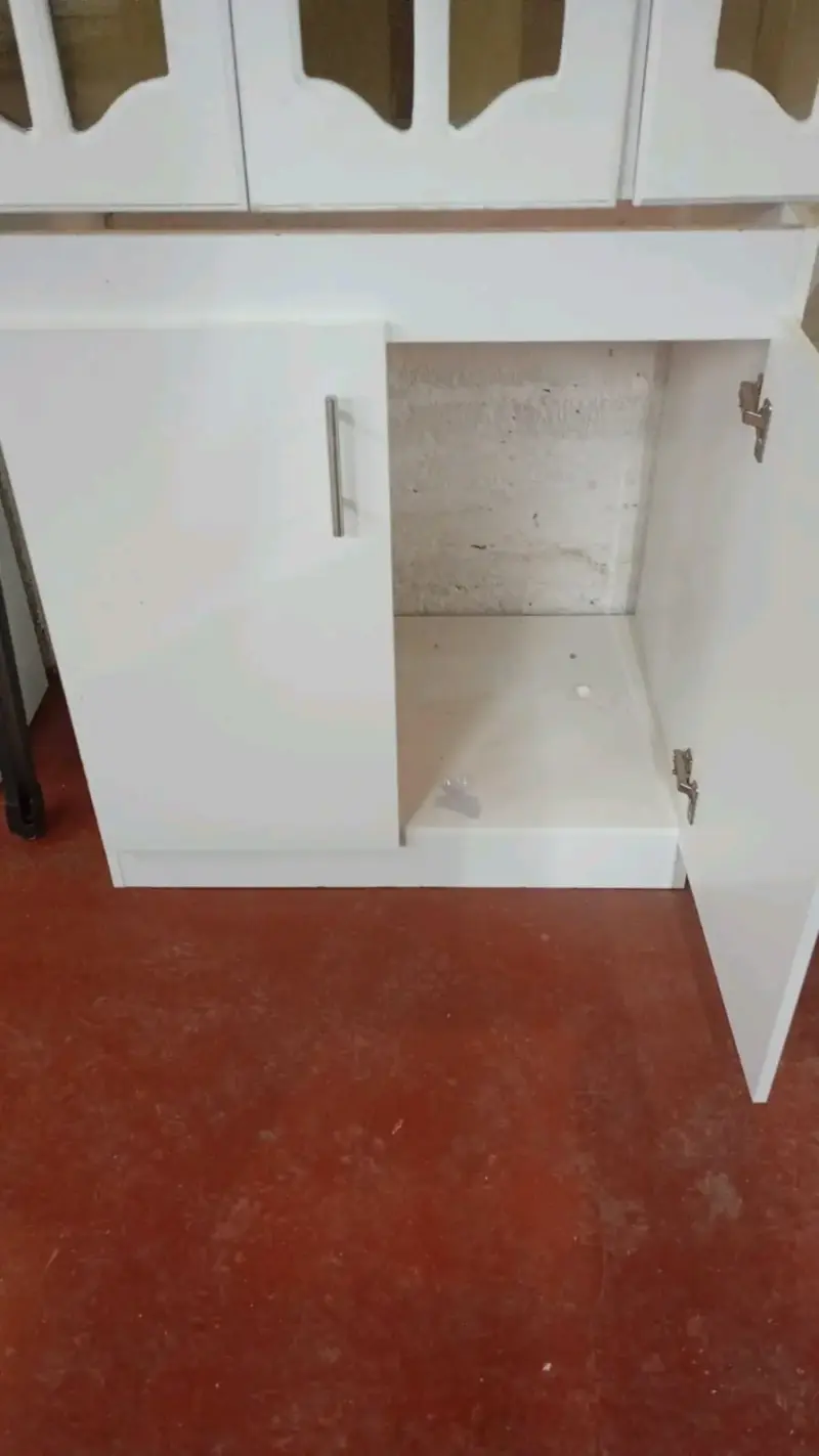 Mueble de cocina blanco con puertas - 1