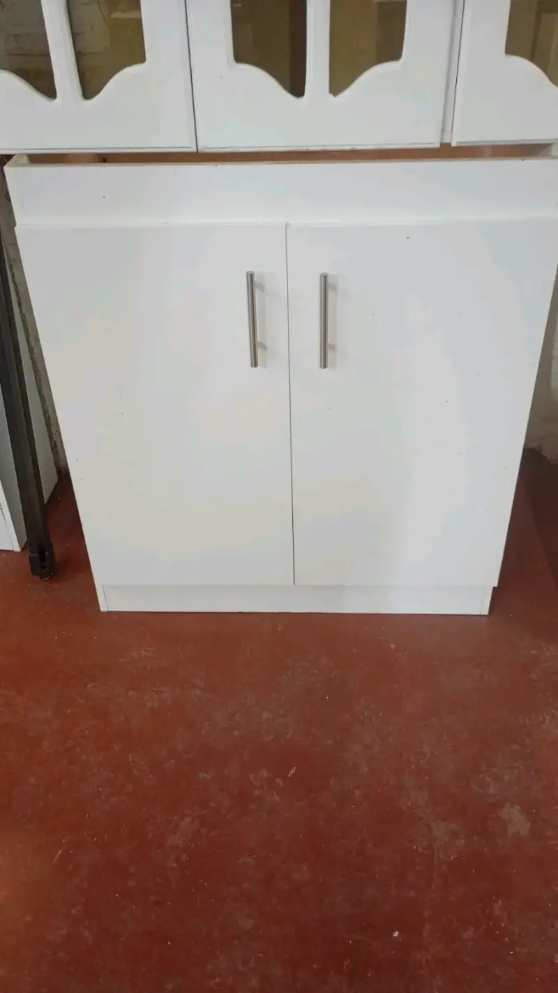 Mueble de cocina blanco con puertas - 2