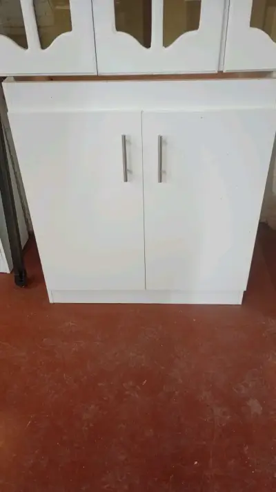 Mueble de cocina blanco con puertas - miniatura 2