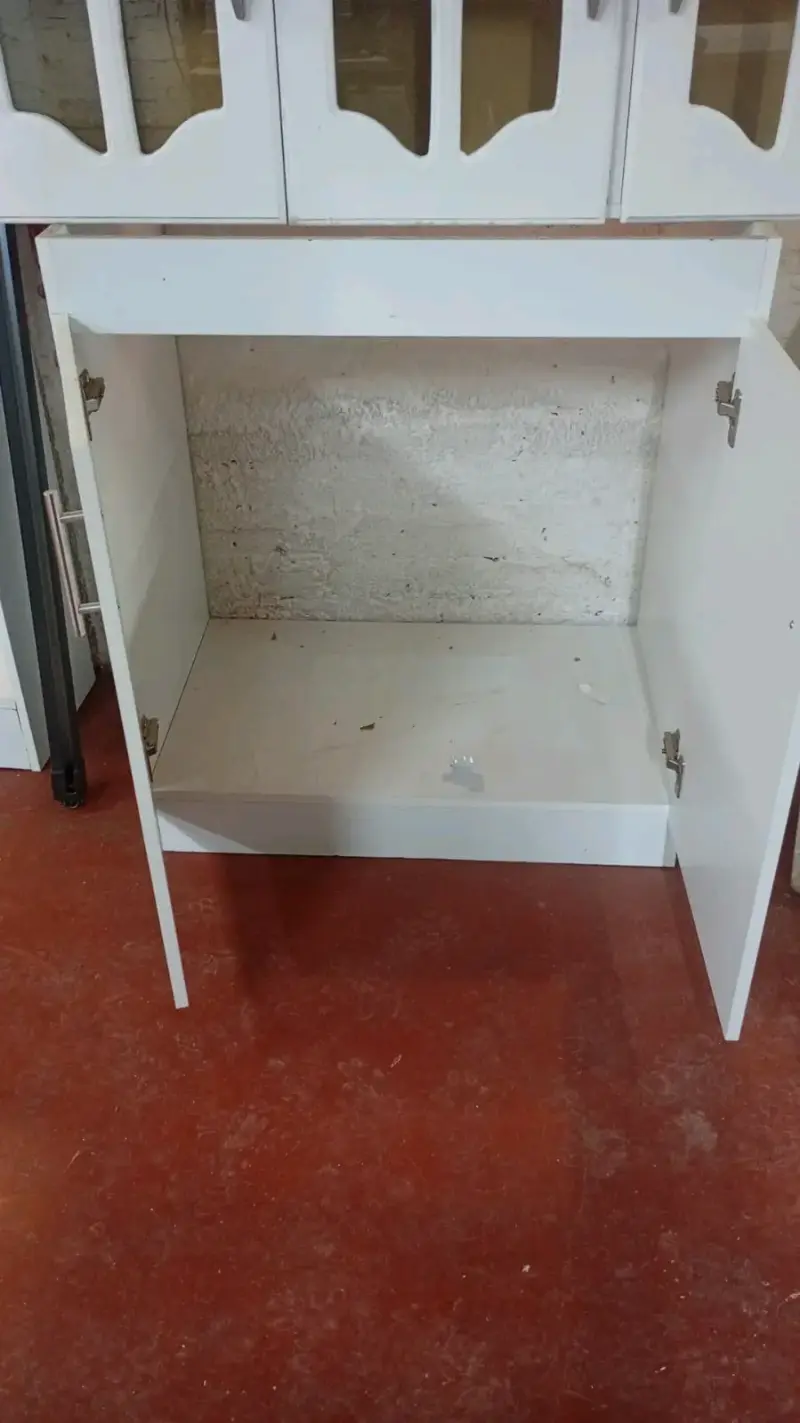 Mueble de cocina blanco con puertas - 3