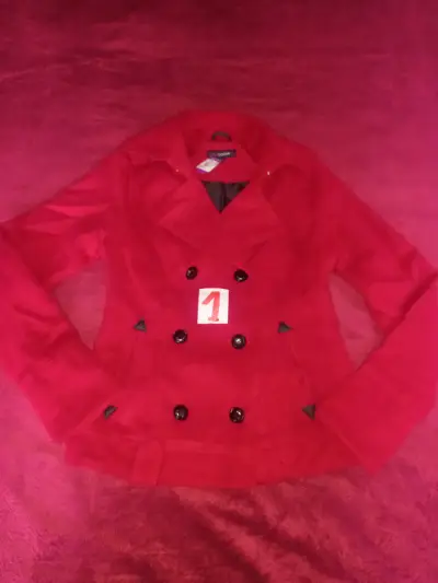 Abrigo rojo de mujer con doble botonadura - miniatura 1
