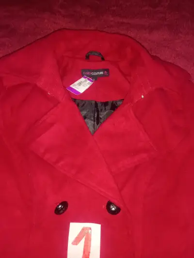 Abrigo rojo de mujer con doble botonadura - miniatura 2