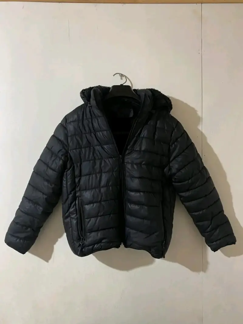 Chaqueta acolchada negra con capucha - 1