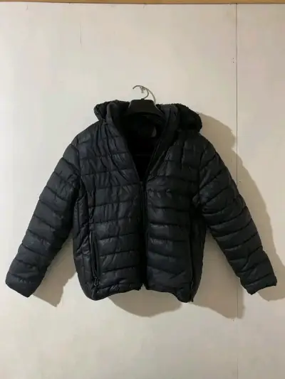 Chaqueta acolchada negra con capucha - miniatura 1