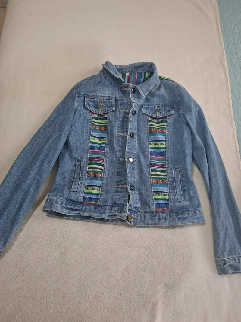 Chaqueta de mezclilla con detalles étnicos