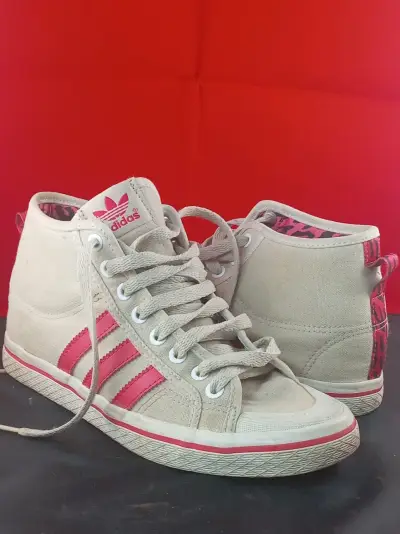 Zapatillas Adidas altas beige y rosadas - miniatura 1
