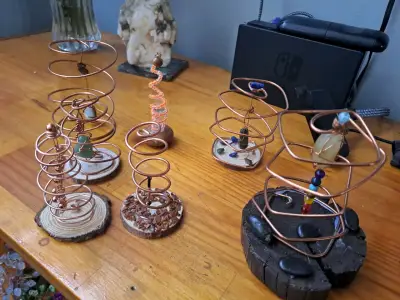 Decoración espiral de cobre con piedras naturales - miniatura 1