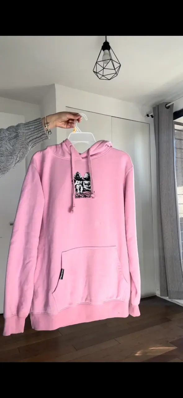 Polerón rosado con capucha y diseño gráfico - 1