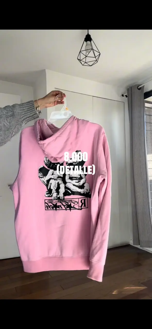 Polerón rosado con capucha y diseño gráfico - 2