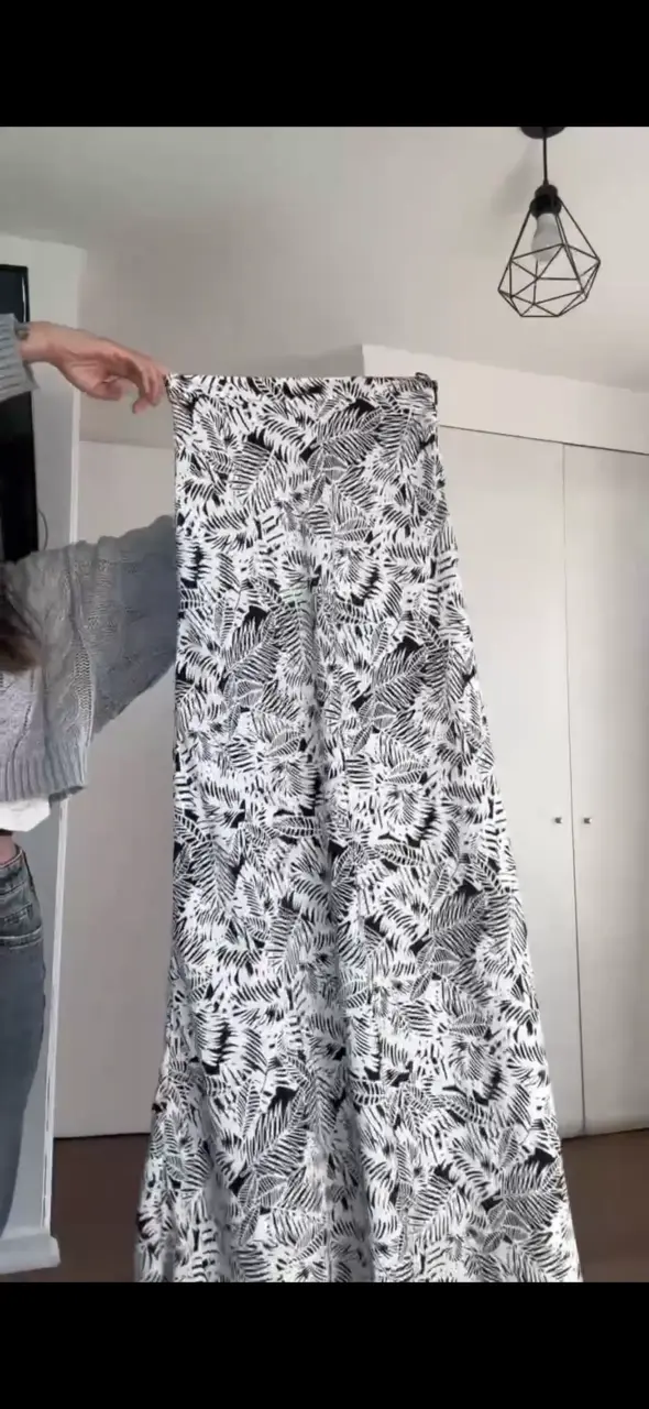 Falda larga estampado hojas blanco y negro
