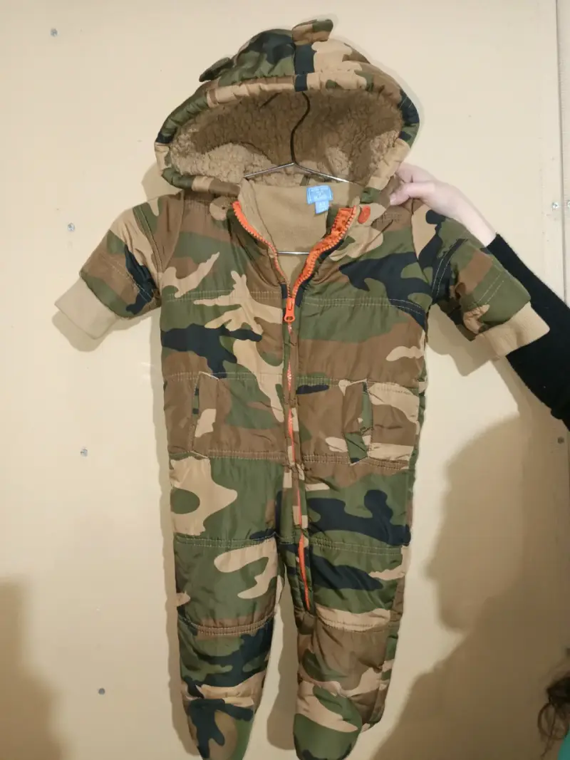 Enterito de bebé camuflaje con capucha