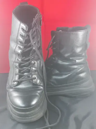 Botas negras de cuero con plataforma - miniatura 1