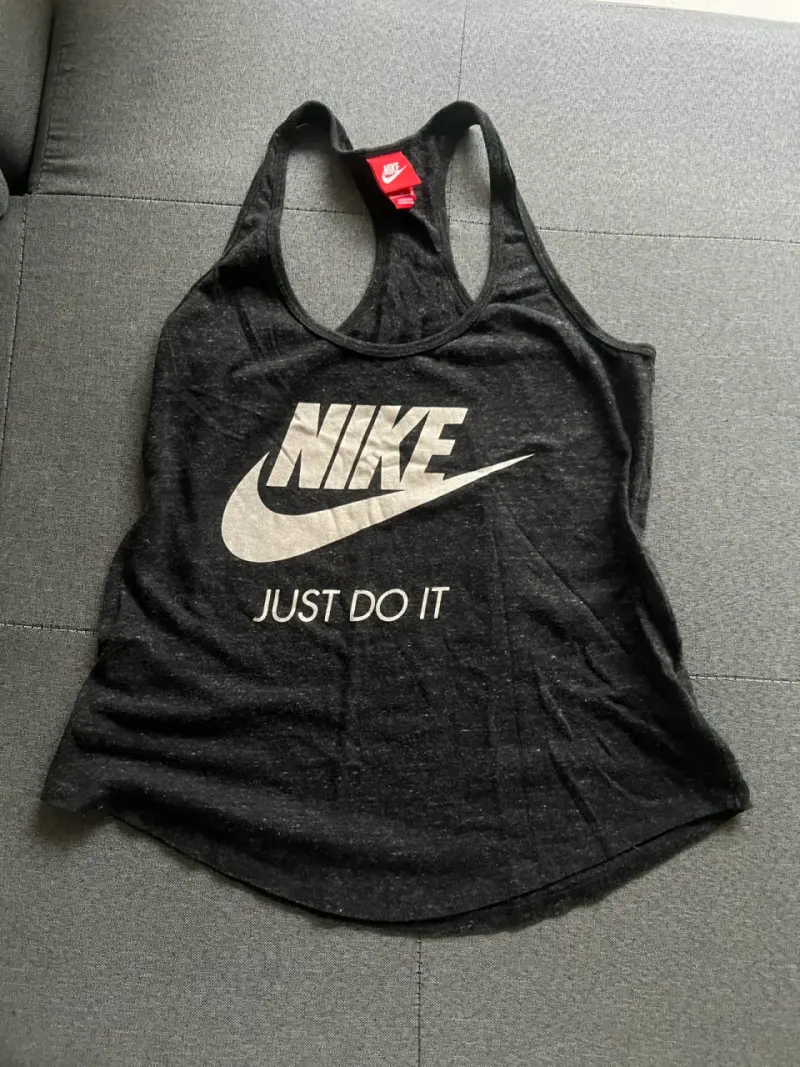 Polera deportiva Nike negra con logo - 1