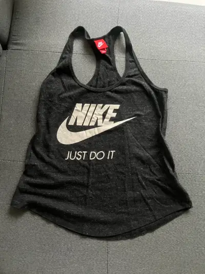 Polera deportiva Nike negra con logo - miniatura 1