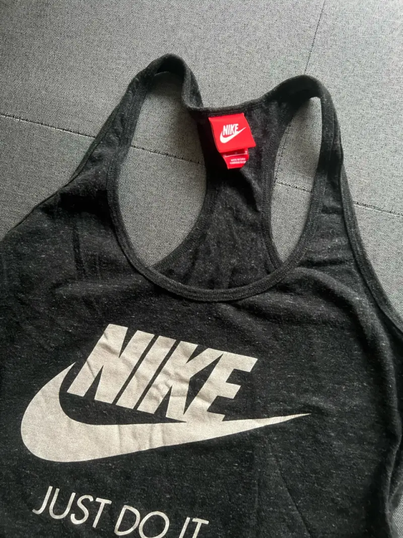 Polera deportiva Nike negra con logo - 2