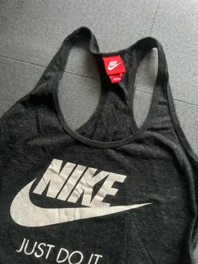 Polera deportiva Nike negra con logo - miniatura 2